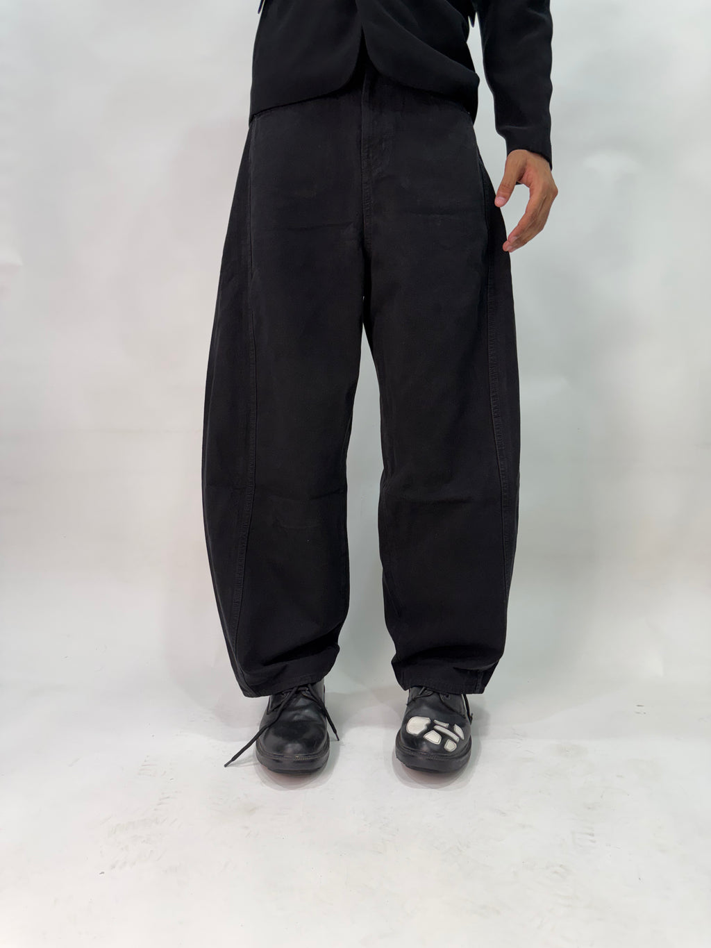 BASIC BLACK BARREL FIT JEANS