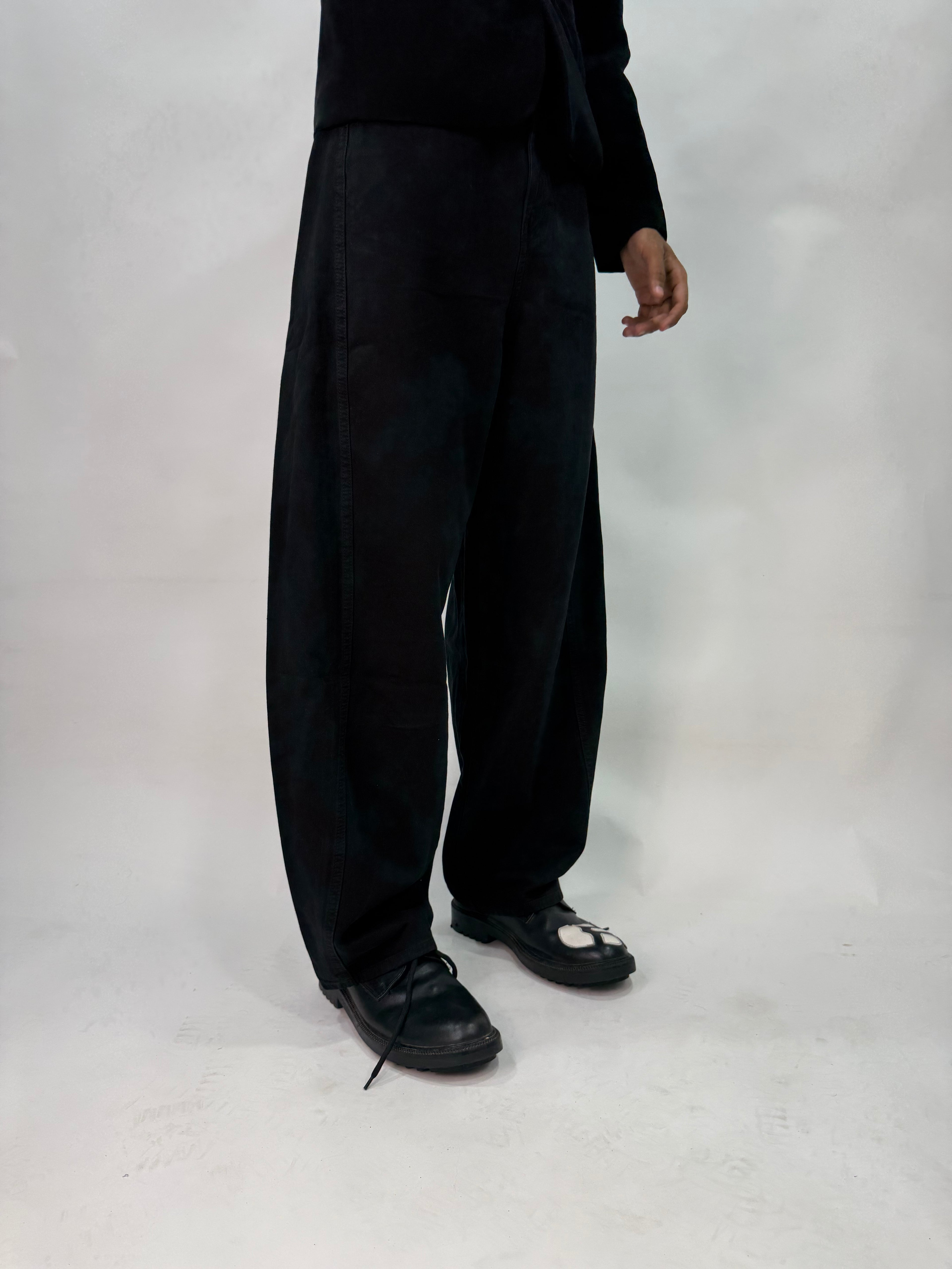 BASIC BLACK BARREL FIT JEANS