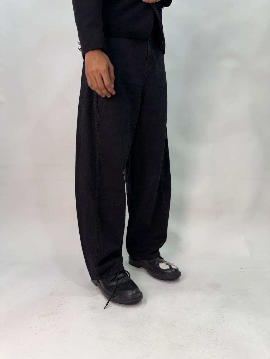BASIC BLACK BARREL FIT JEANS