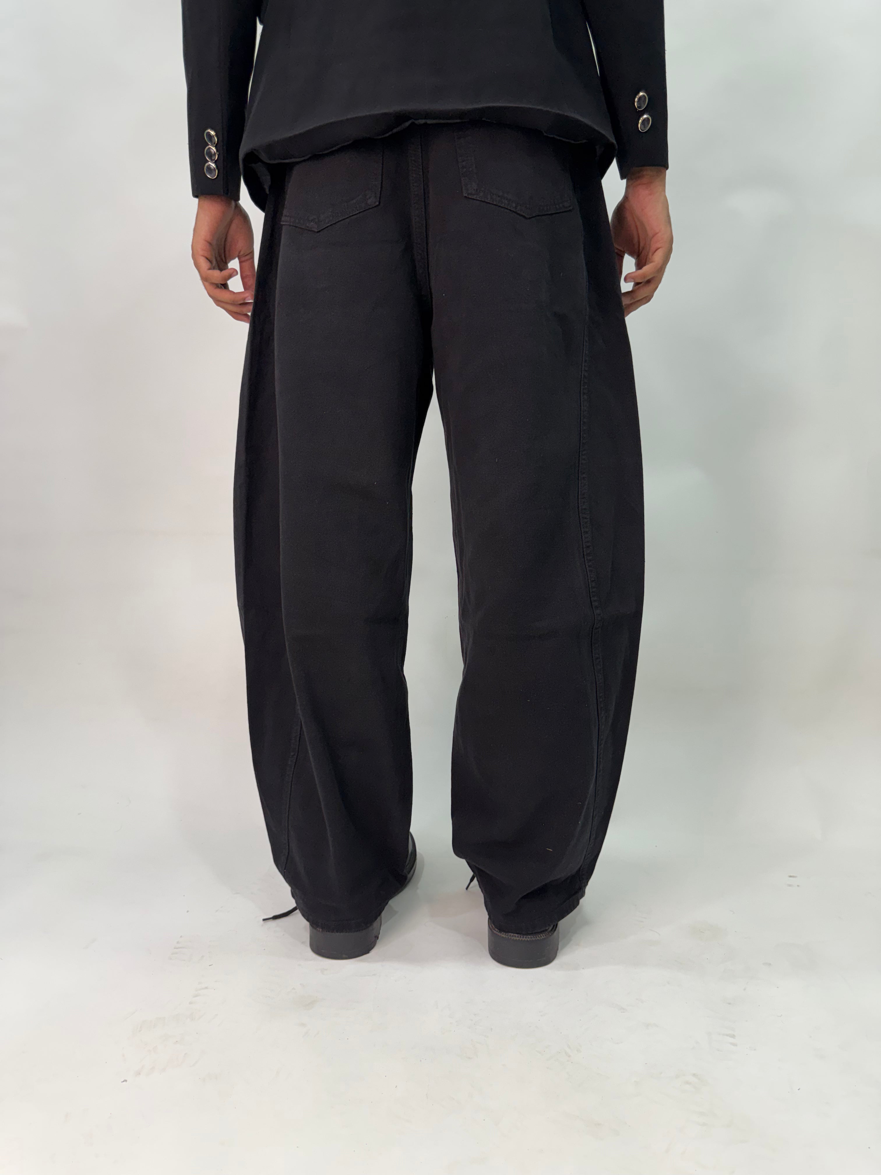 BASIC BLACK BARREL FIT JEANS