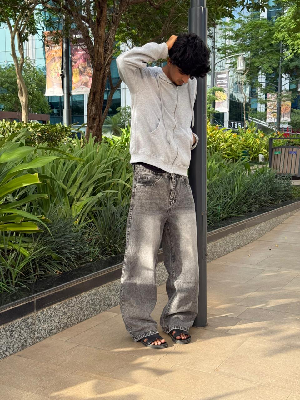 CARBON SHADE BAGGY JEANS