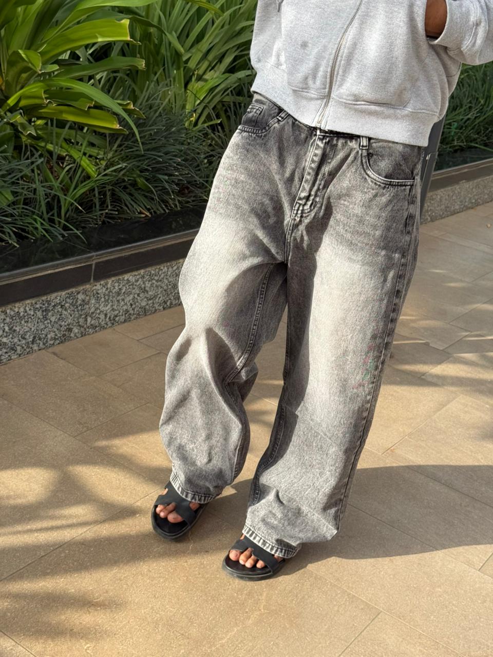 CARBON SHADE BAGGY JEANS