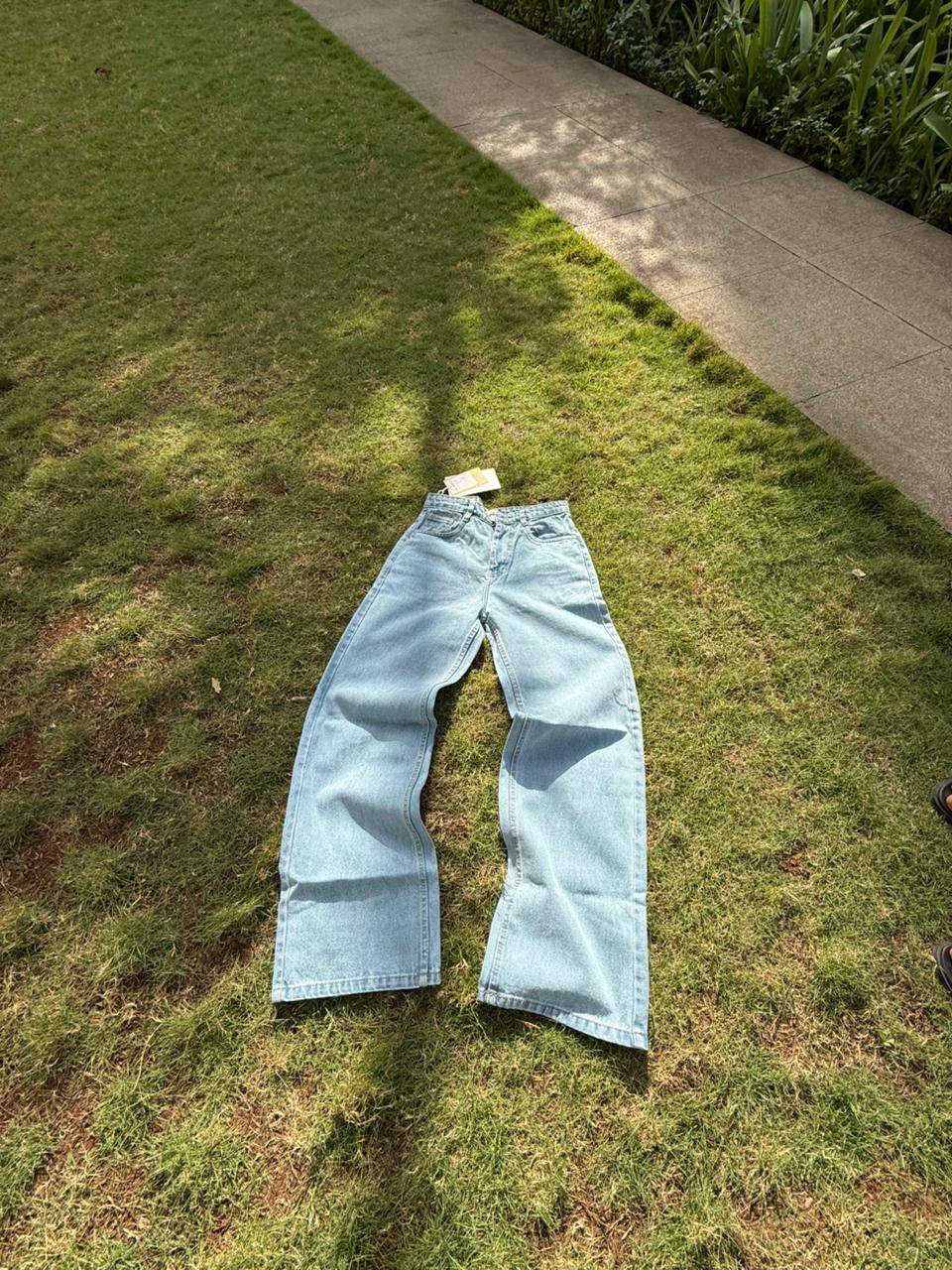 GENTLE WASHED ICI BLUE JEANS.